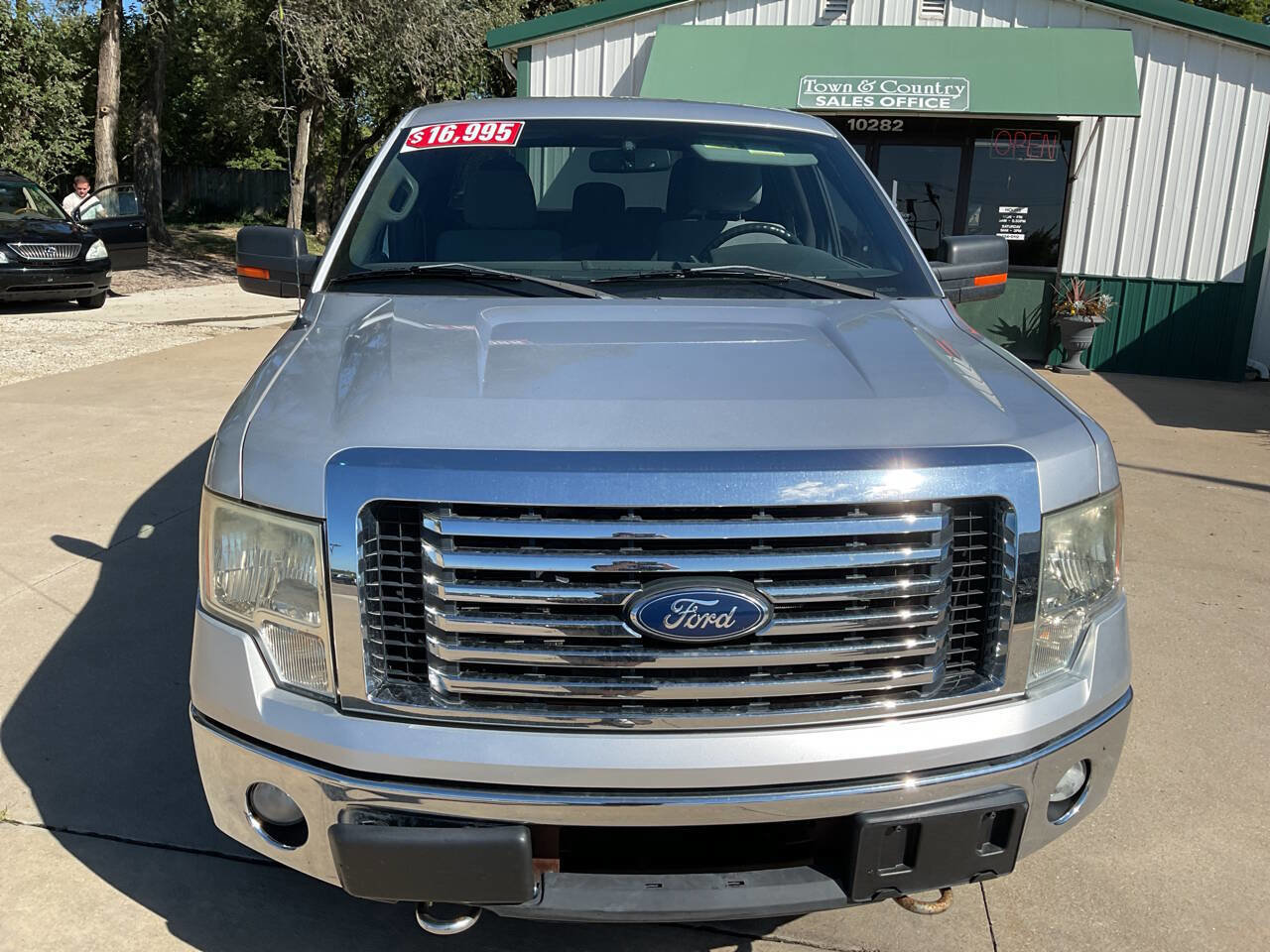 Used 2011 Ford F150 XLT w/ XLT Chrome Pkg image 4