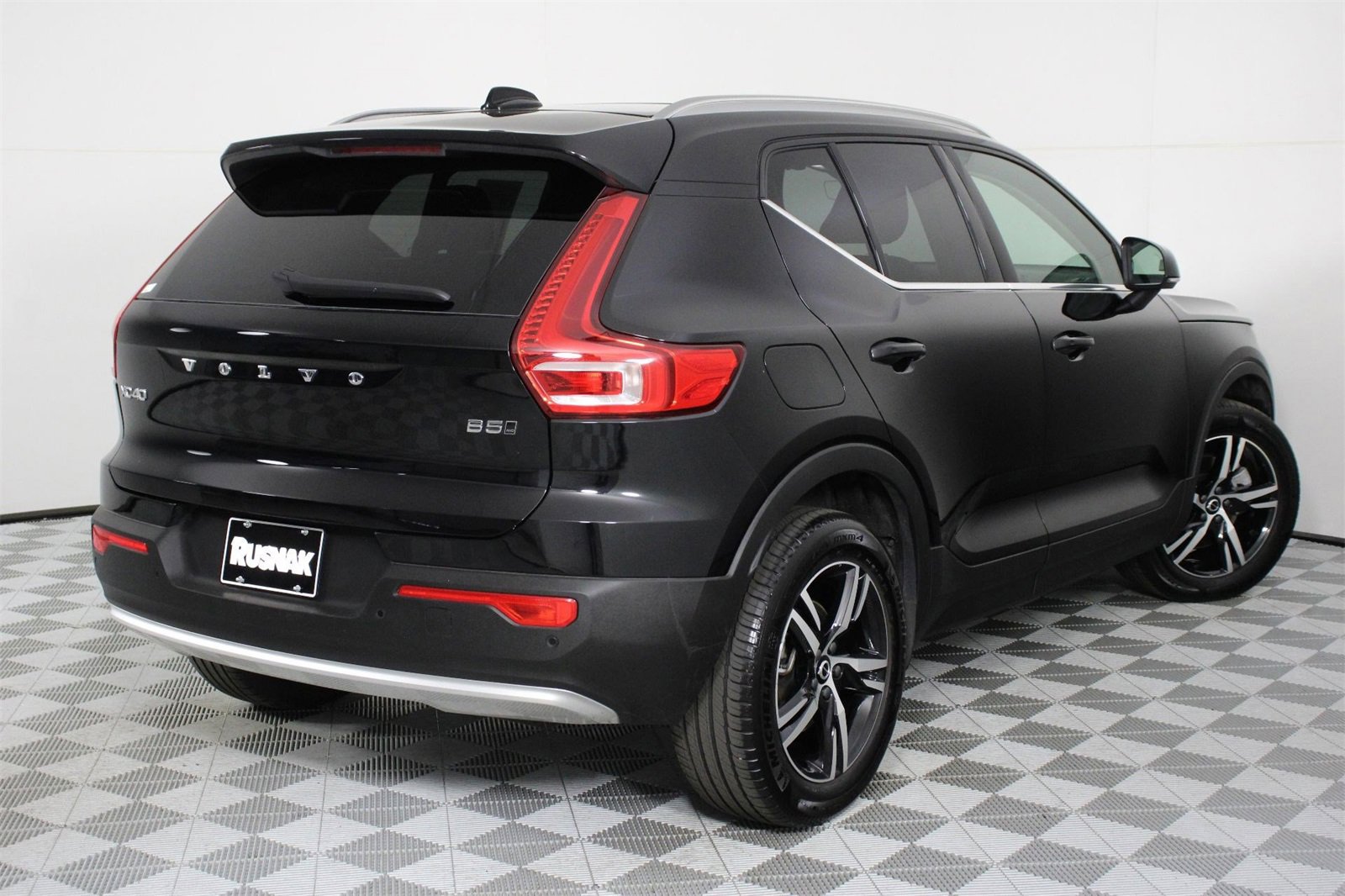 Certified 2025 Volvo XC40 B5 Core image 4