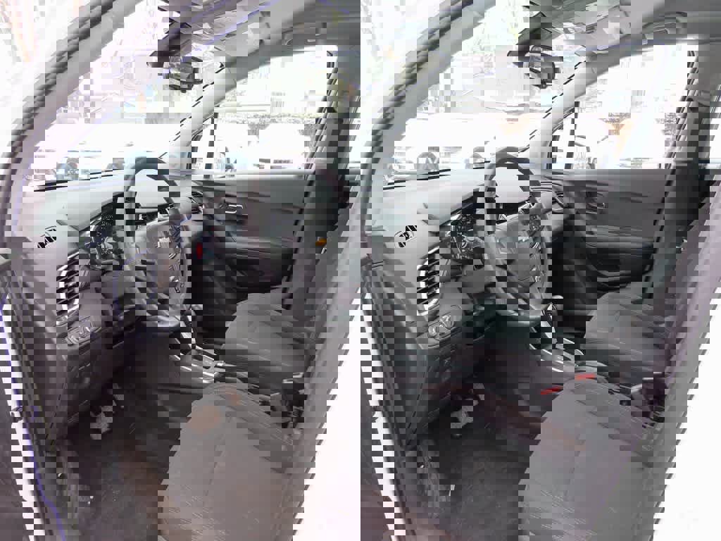 Used 2018 Chevrolet Trax LS image 2