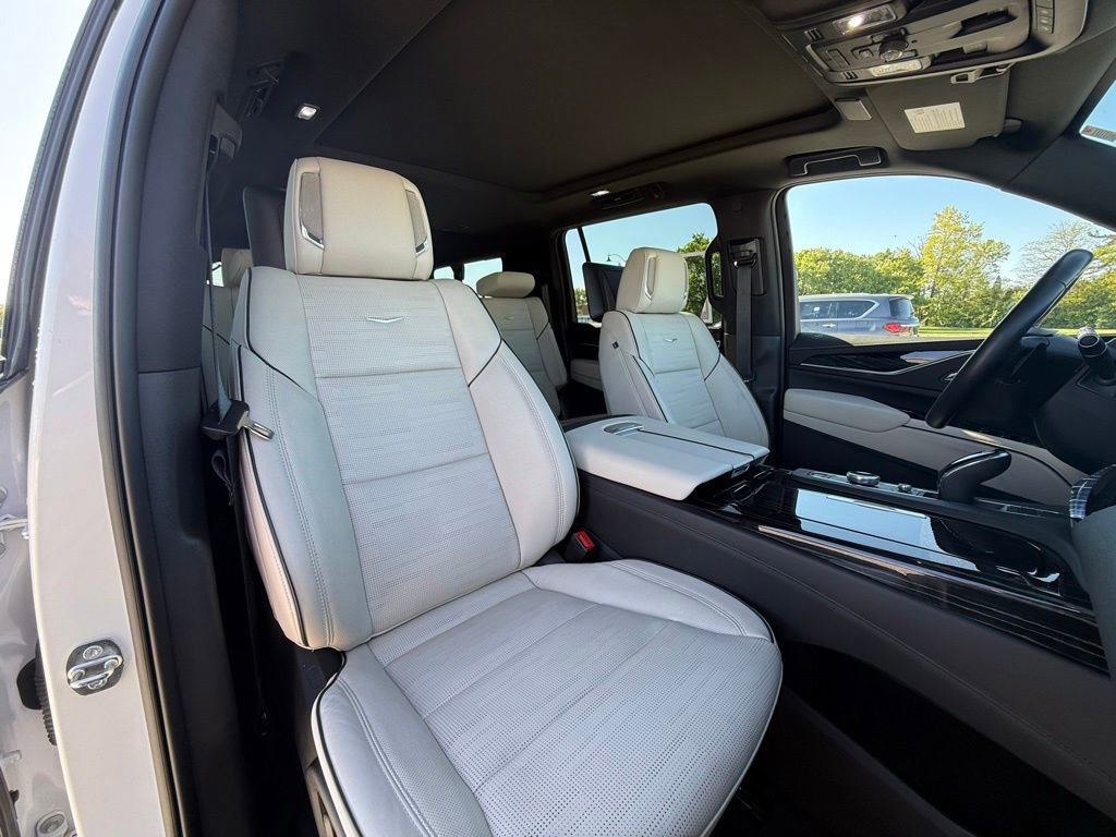 Used 2023 Cadillac Escalade ESV Sport w/ Touring Package AWD/4WD image 31