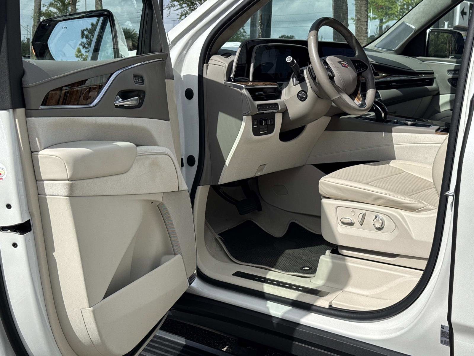 Certified 2023 Cadillac Escalade Premium Luxury Platinum AWD/4WD image 13