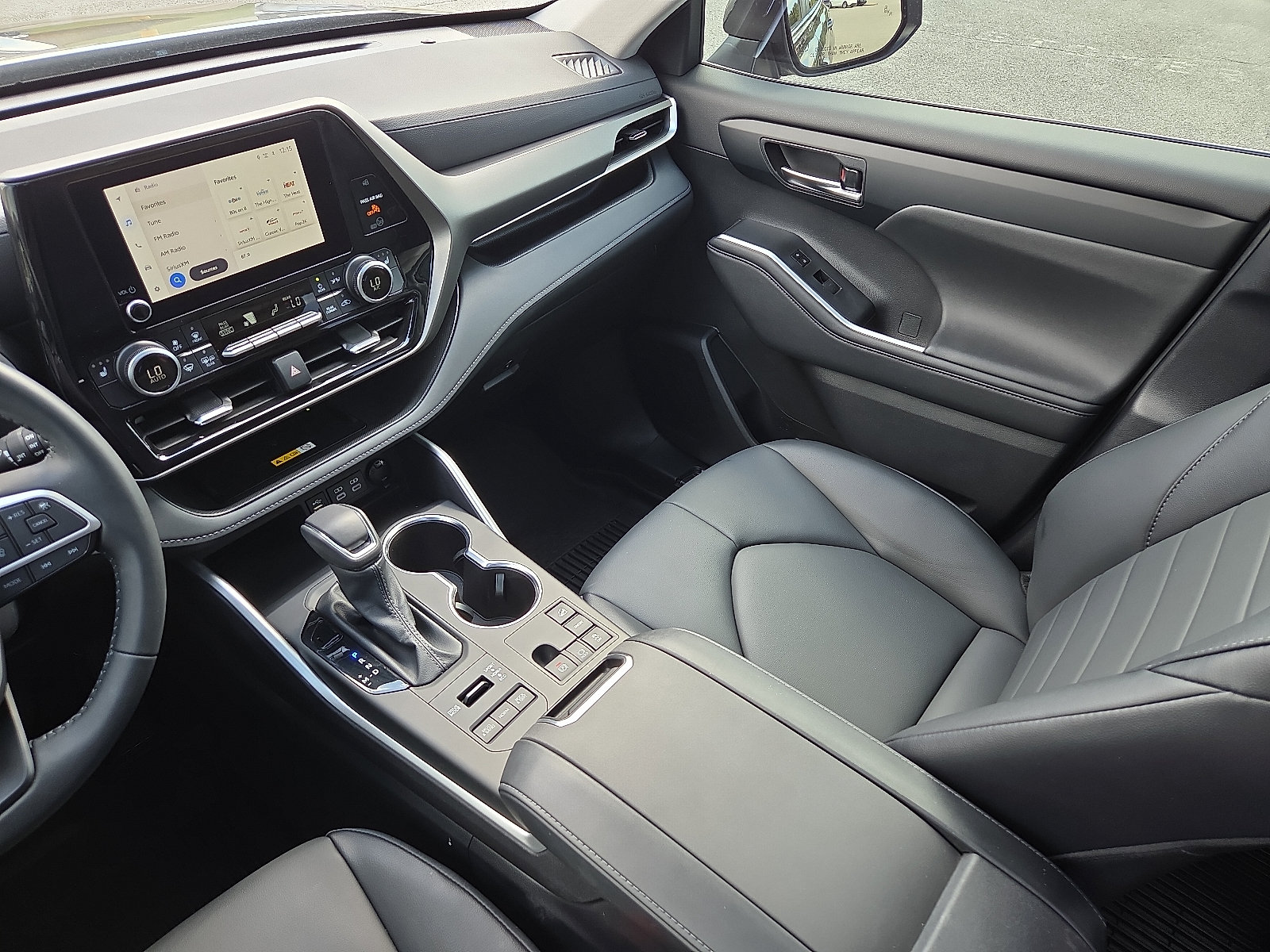 Used 2024 Toyota Highlander XLE AWD/4WD image 12