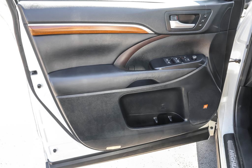 Used 2017 Toyota Highlander Limited AWD/4WD image 29