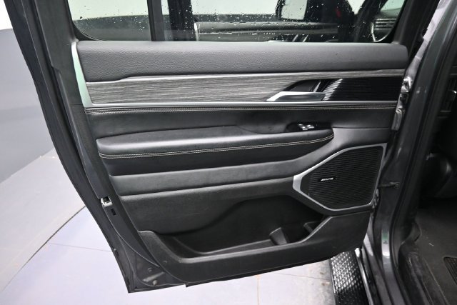 Used 2024 Jeep Wagoneer L Series III w/ Flexible Seating Group AWD/4WD image 13