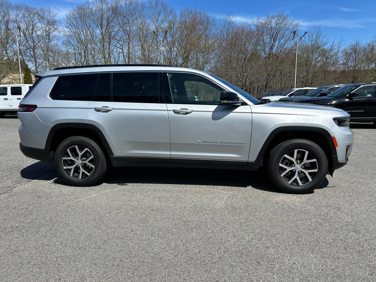 Used 2025 Jeep Grand Cherokee L Limited w/ Trailer Tow Package AWD/4WD image 3