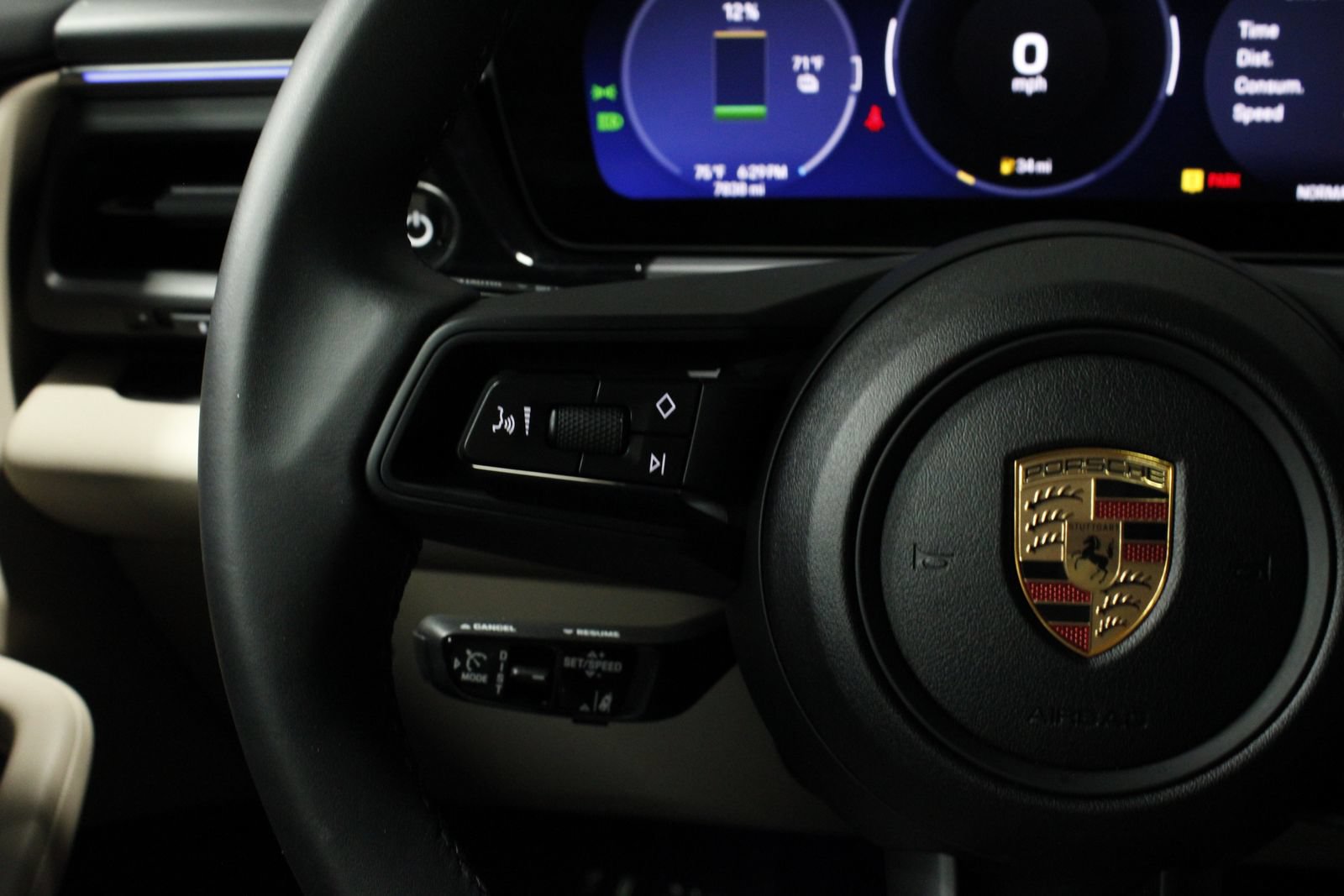 Certified 2025 Porsche Macan 4 Electric AWD/4WD image 24