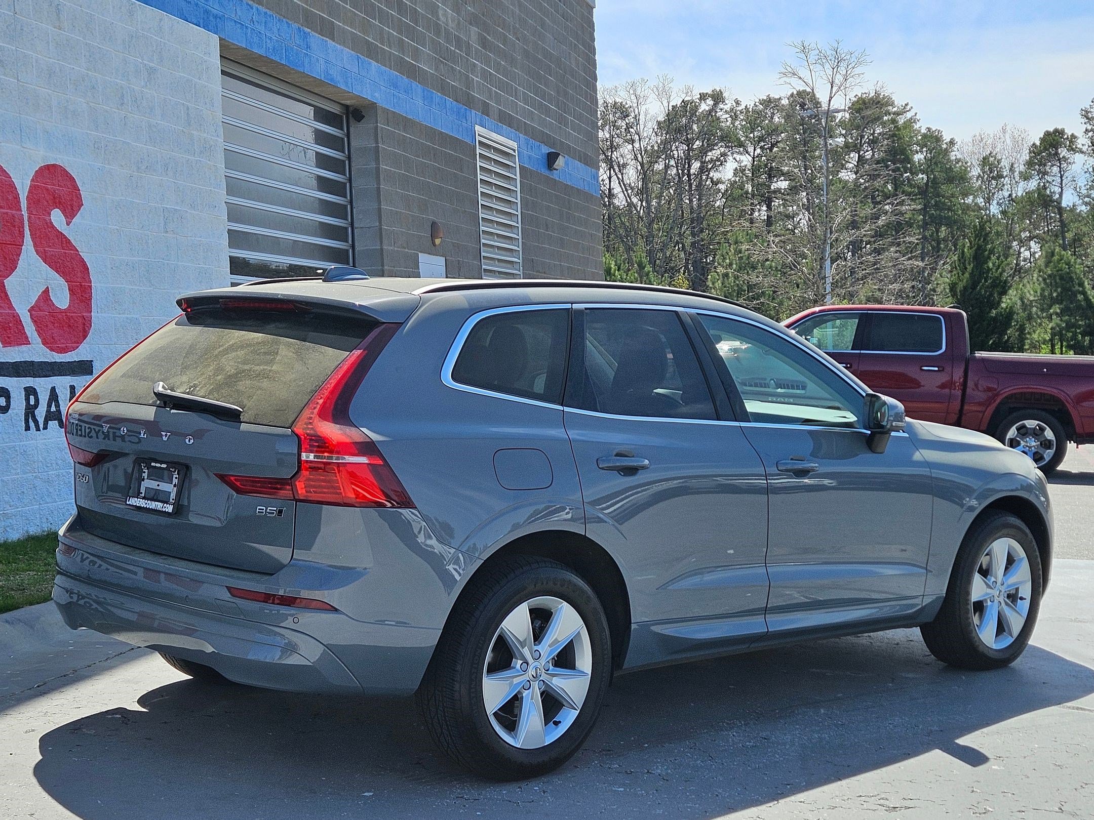 Used 2022 Volvo XC60 B5 Momentum image 7