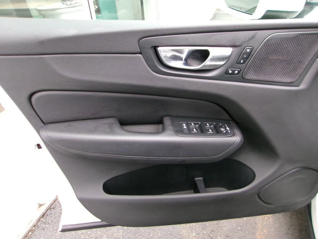 Used 2021 Volvo XC60 T5 Momentum w/ Premium Package image 8