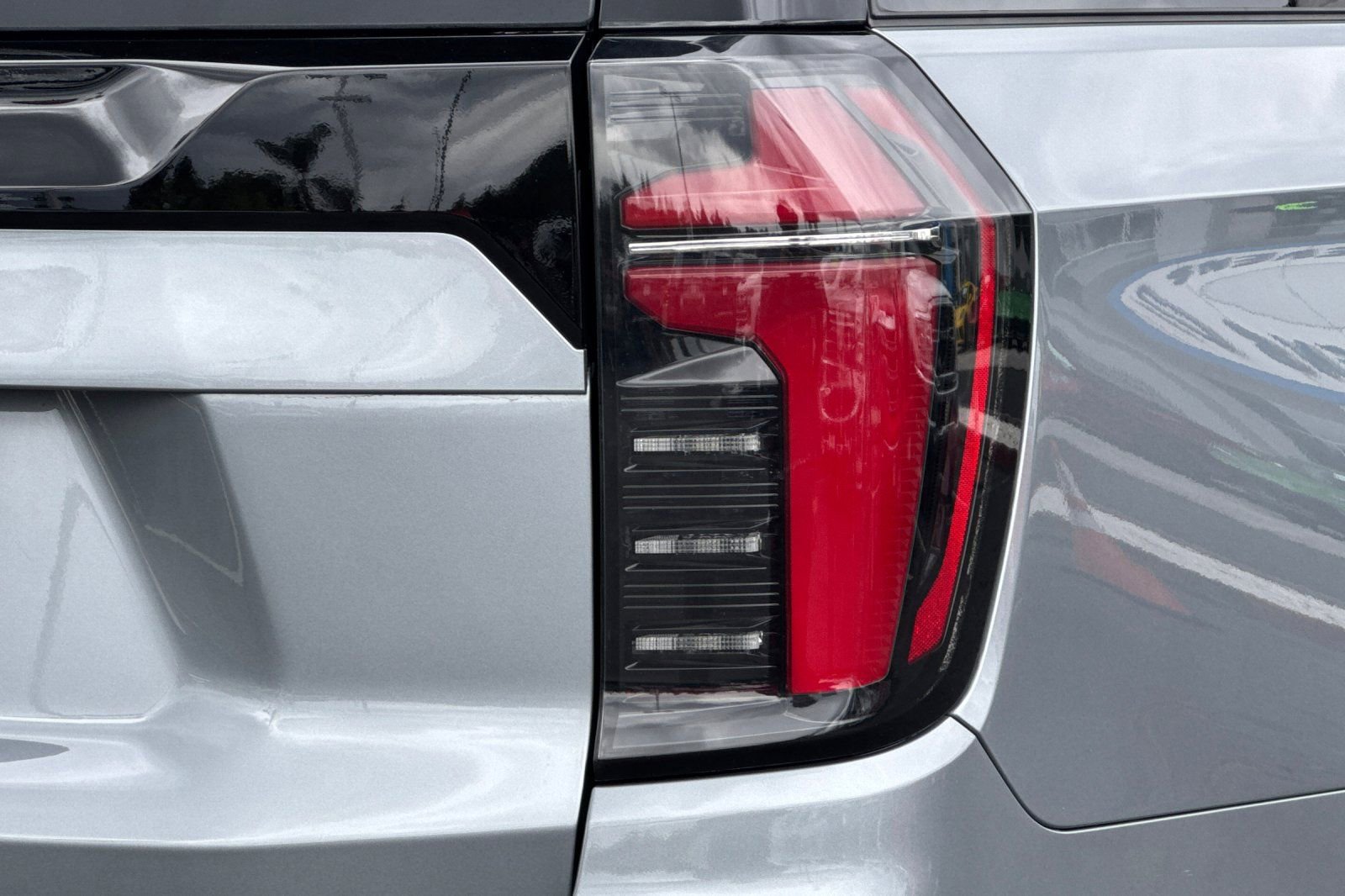 Used 2025 Chevrolet Suburban Z71 AWD/4WD image 48