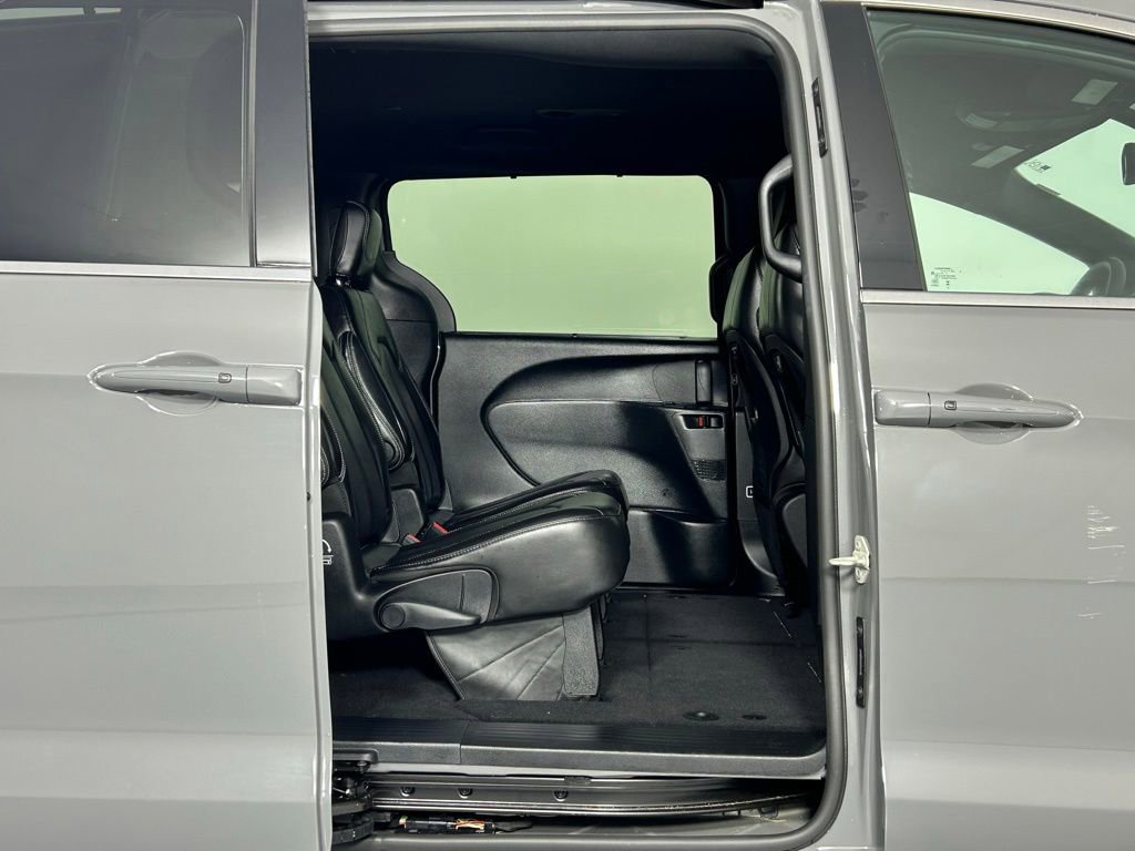 Used 2025 Chrysler Pacifica Select FWD image 11