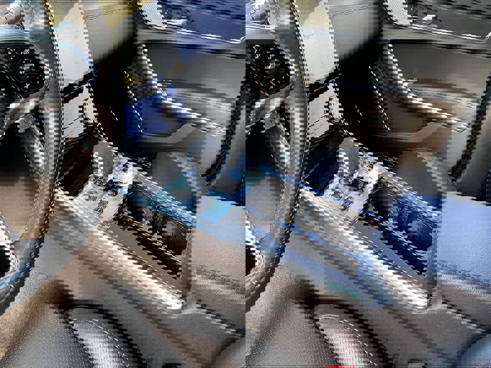 Used 2022 Jaguar XF SE image 17