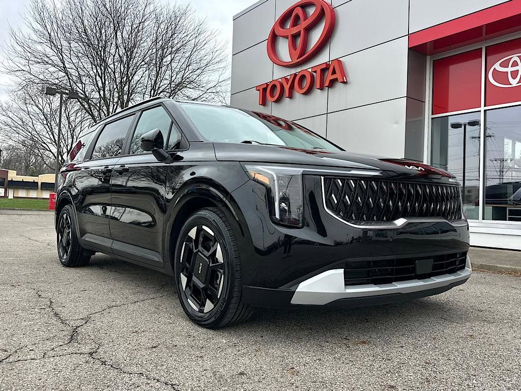 Used 2025 Kia Carnival EX image 8