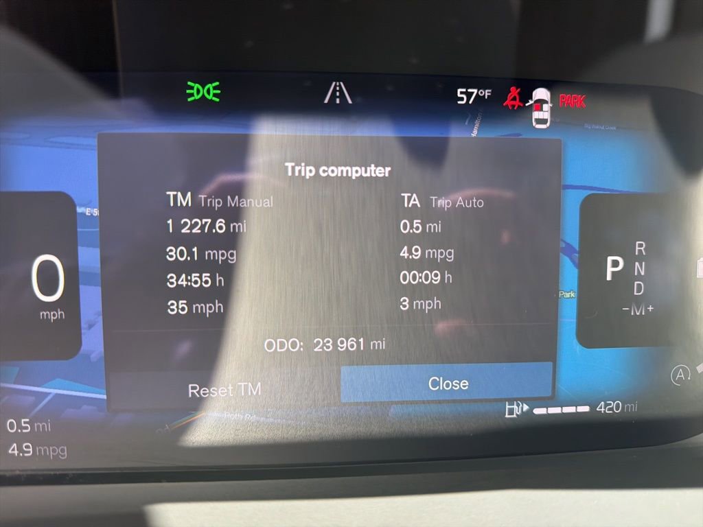 Used 2025 Volvo XC40 B5 Plus image 13