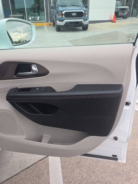 Used 2019 Chrysler Pacifica Touring-L Plus w/ Tire & Wheel Group FWD image 30