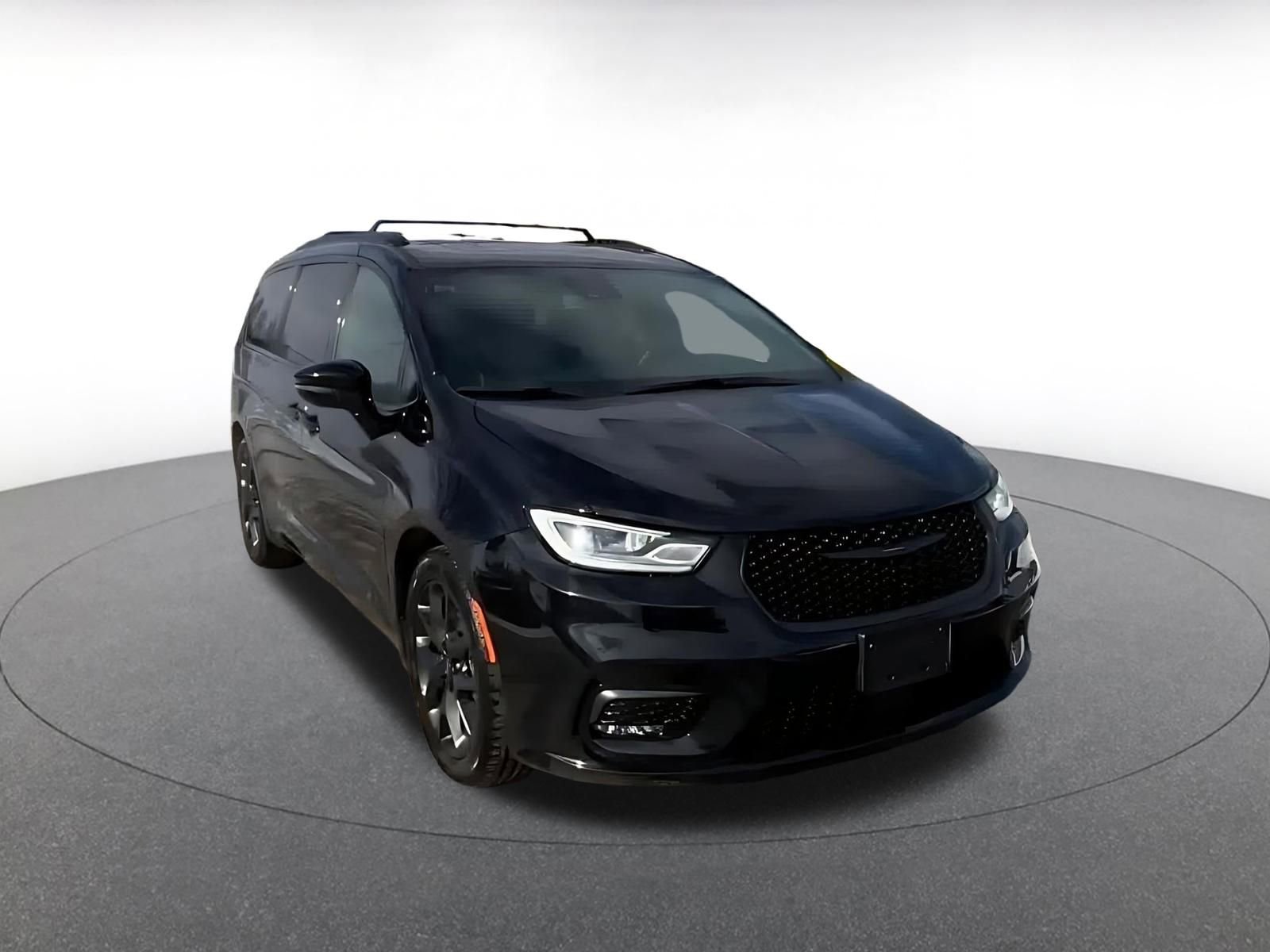 Used 2025 Chrysler Pacifica Limited image 3