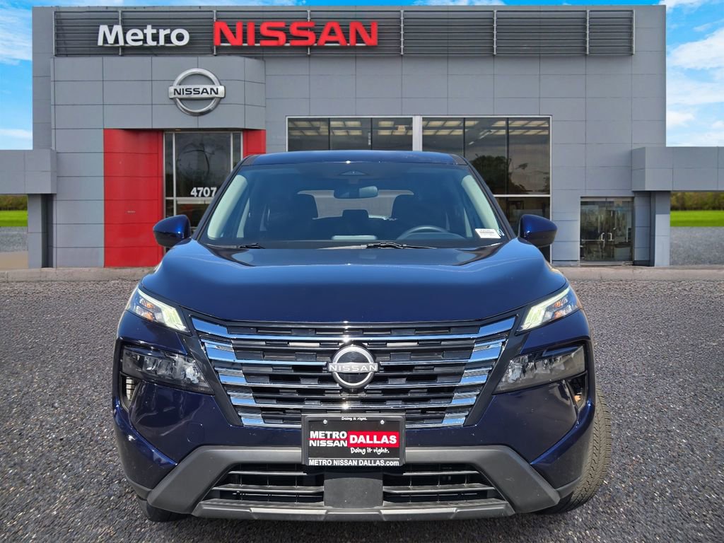 Used 2025 Nissan Rogue SV image 2