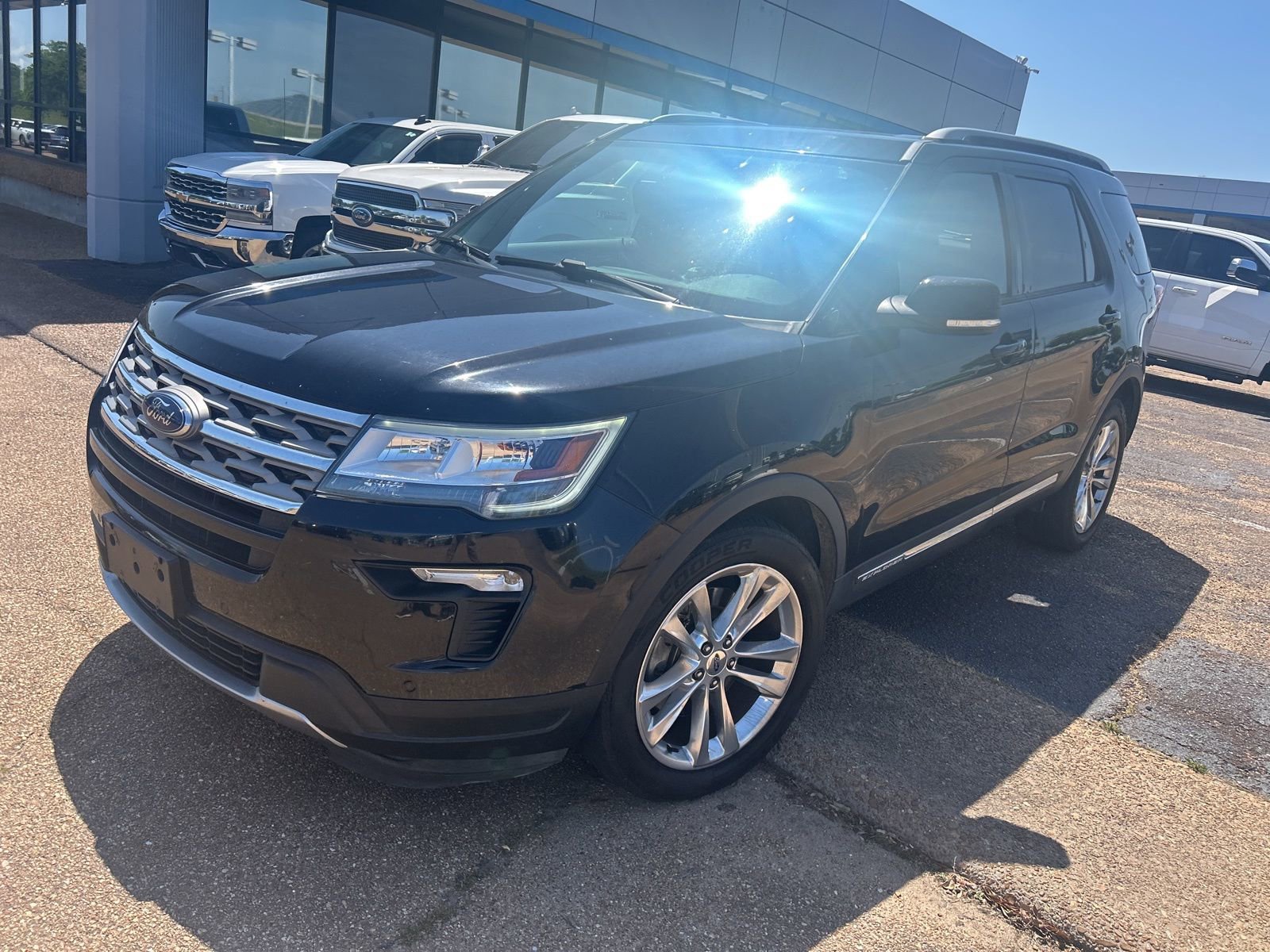 Used 2018 Ford Explorer XLT w/ Equipment Group 202A image 3