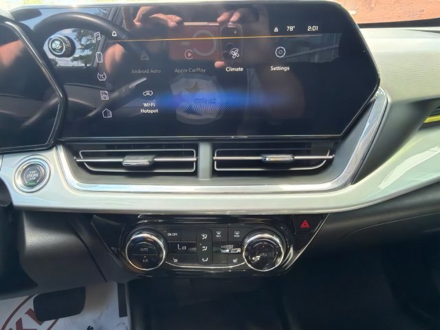 Used 2024 Chevrolet Trax LT w/ Sunroof Package FWD image 22