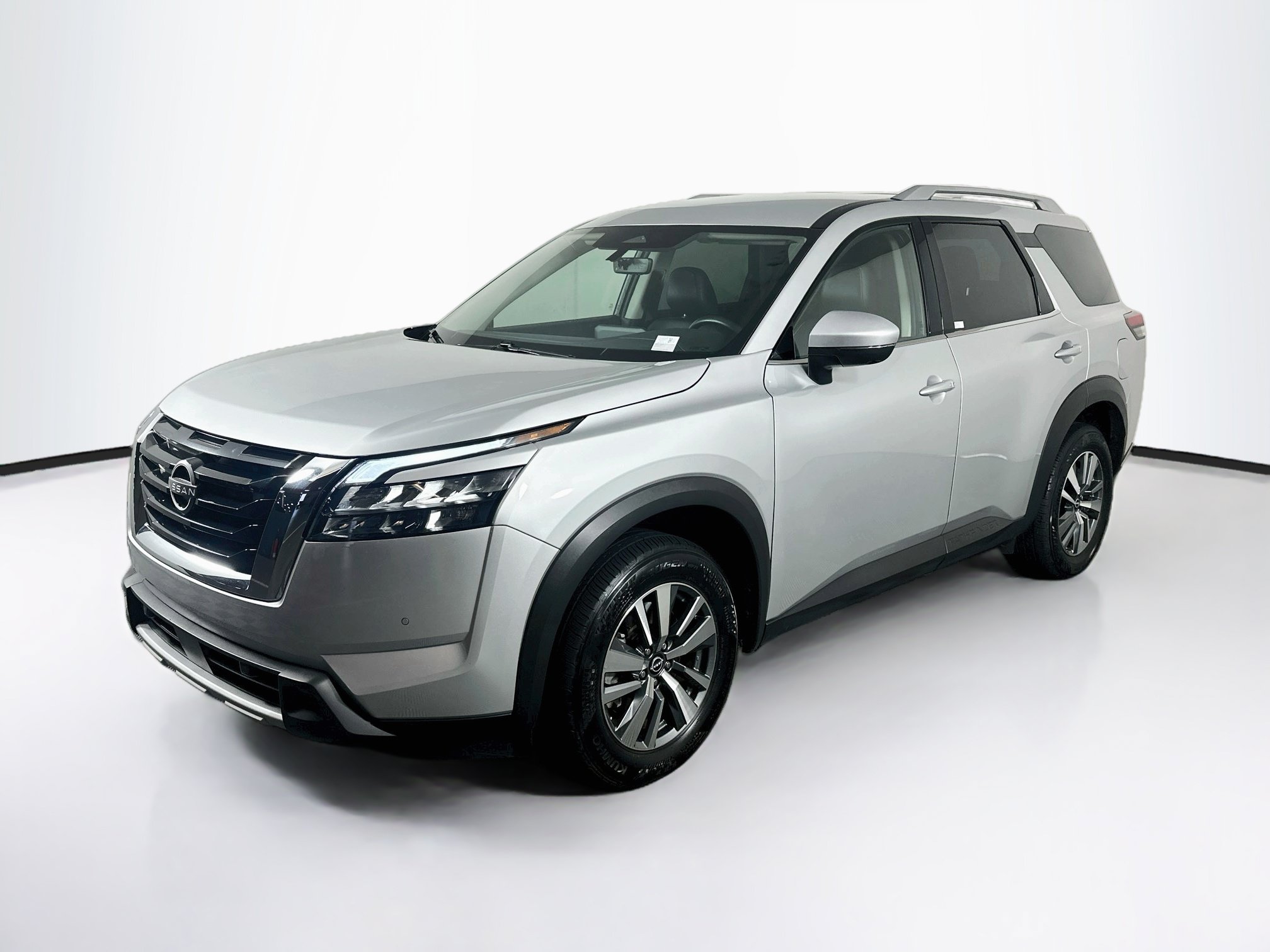 Used 2025 Nissan Pathfinder SL FWD image 3