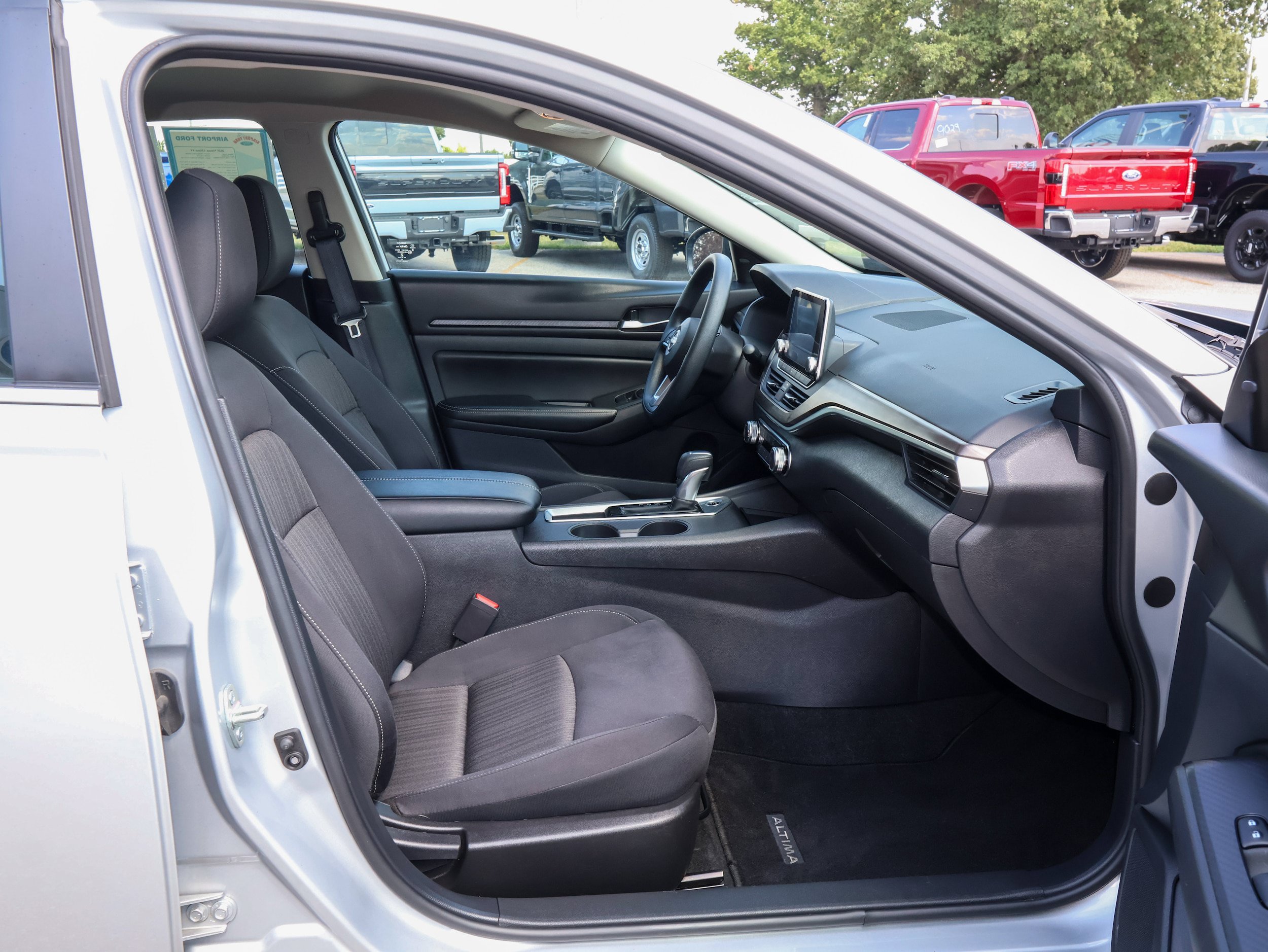 Used 2025 Nissan Altima 2.5 SV FWD image 25
