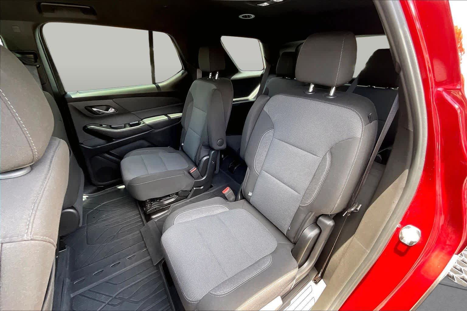 Used 2023 Chevrolet Traverse LT FWD image 25