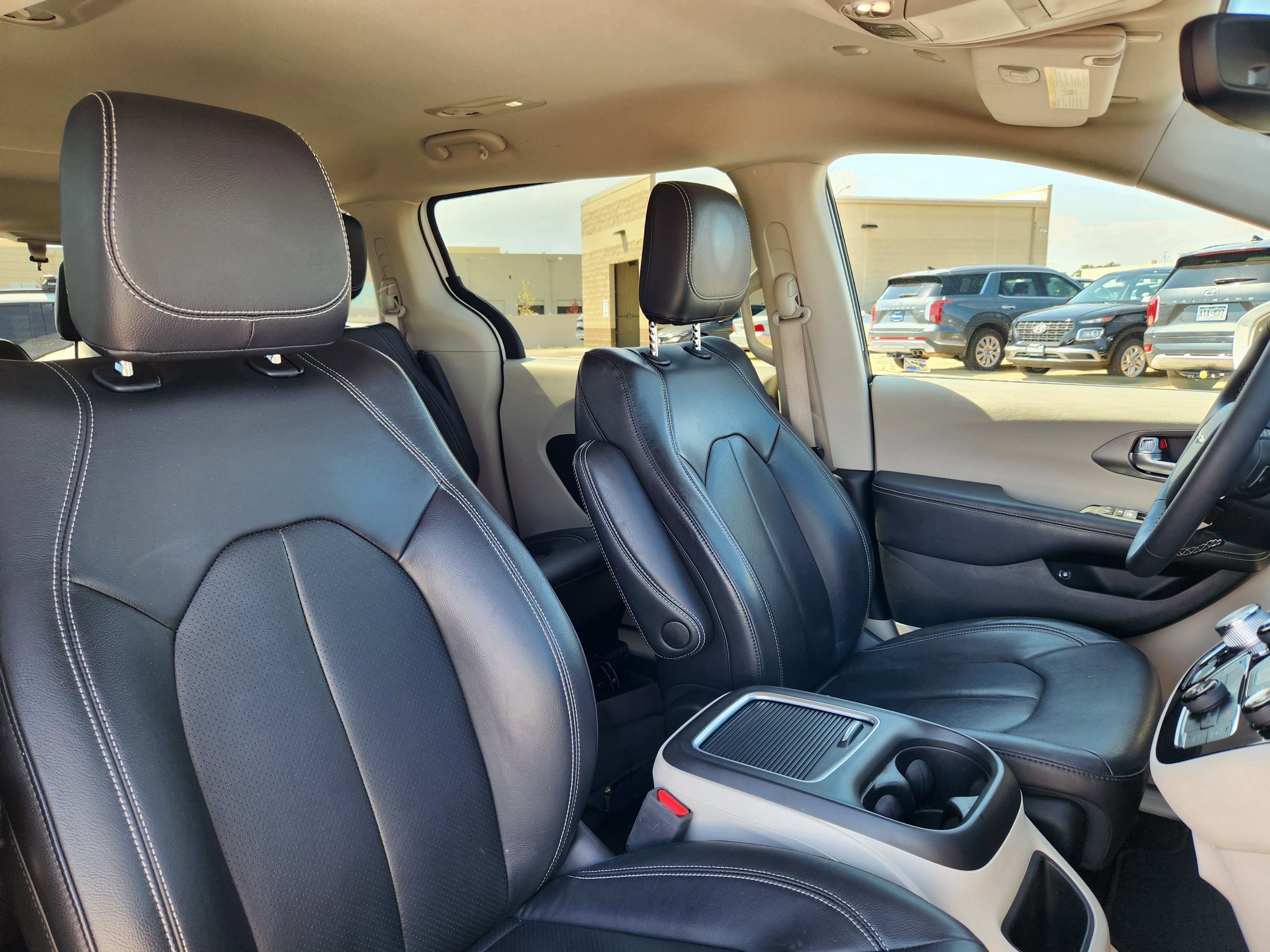 Used 2022 Chrysler Pacifica Touring-L image 17