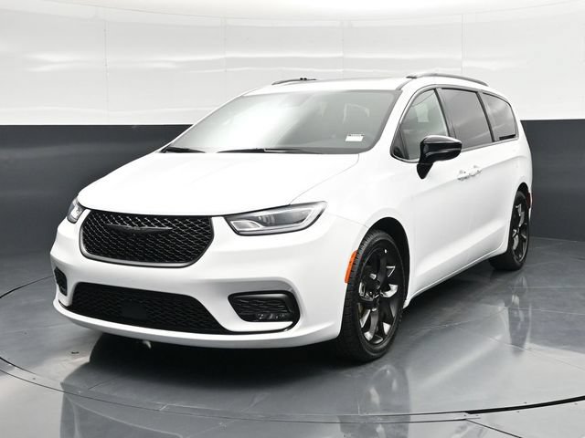 Used 2025 Chrysler Pacifica Limited FWD image 7