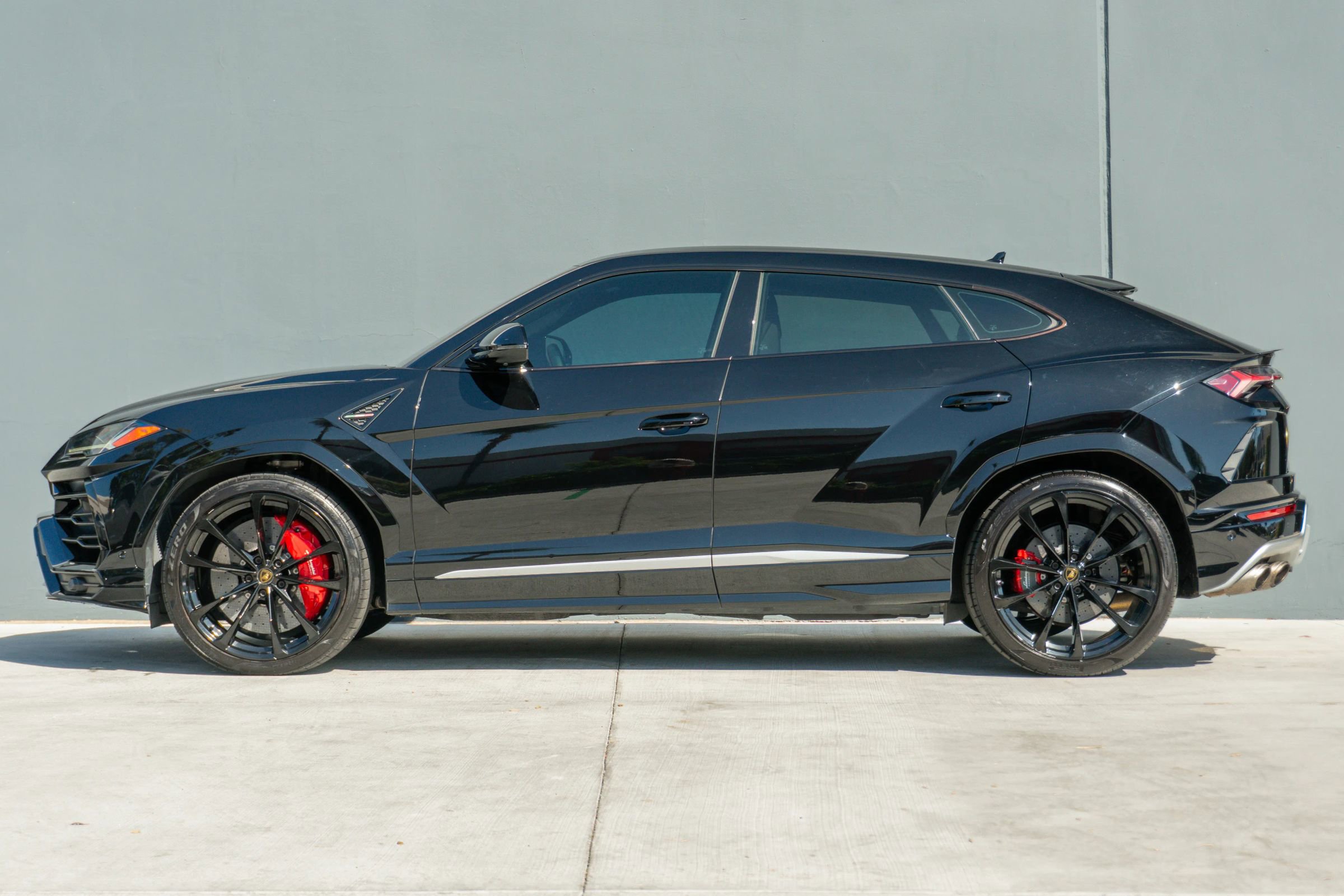 Used 2020 Lamborghini Urus image 2