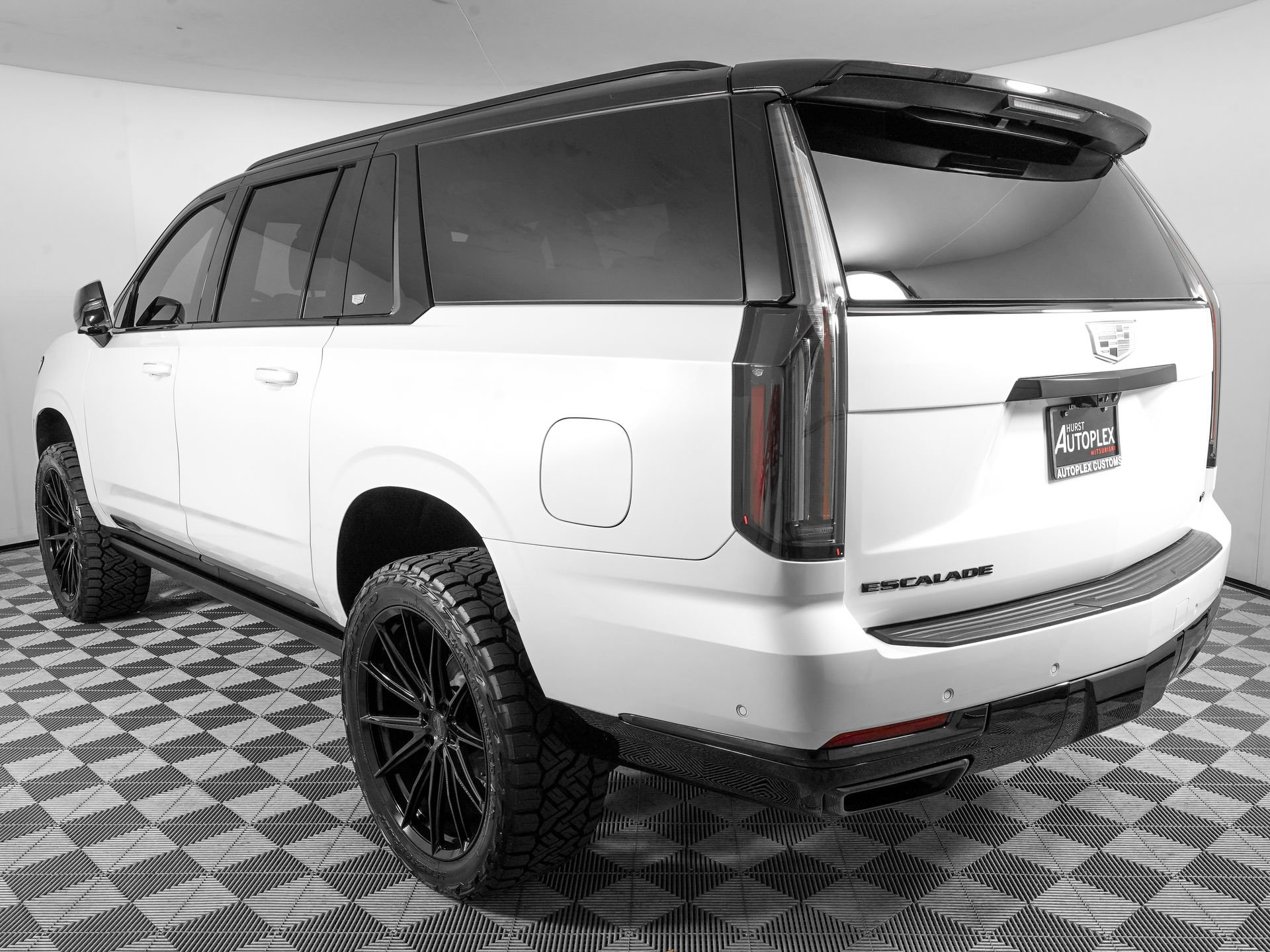 Used 2025 Cadillac Escalade ESV Sport w/ LPO, ONYX Package AWD/4WD image 7