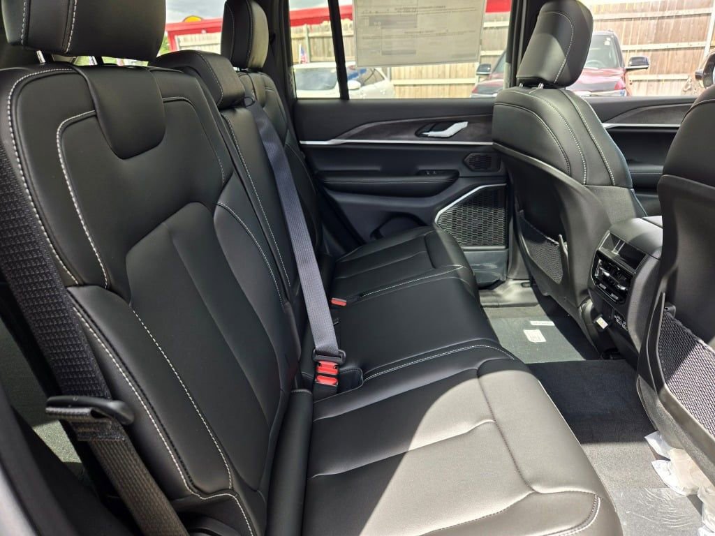 New 2025 Jeep Grand Cherokee Limited image 9