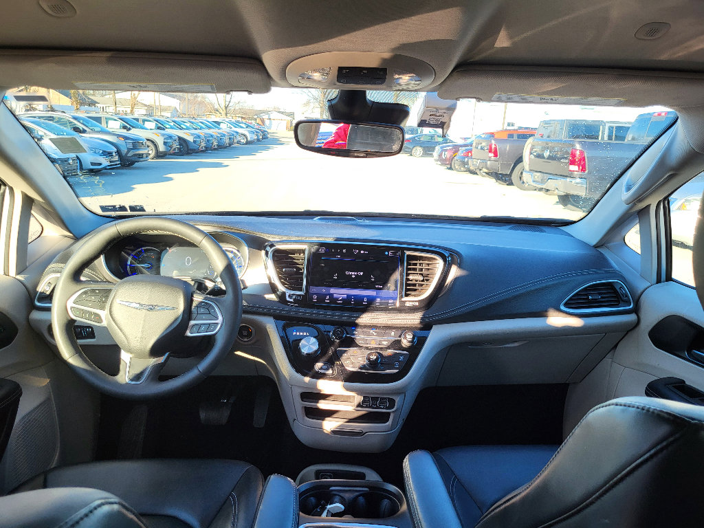 Used 2024 Chrysler Pacifica Select image 9