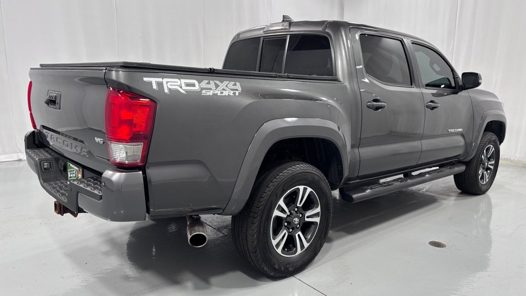 Used 2016 Toyota Tacoma TRD Sport AWD/4WD image 5