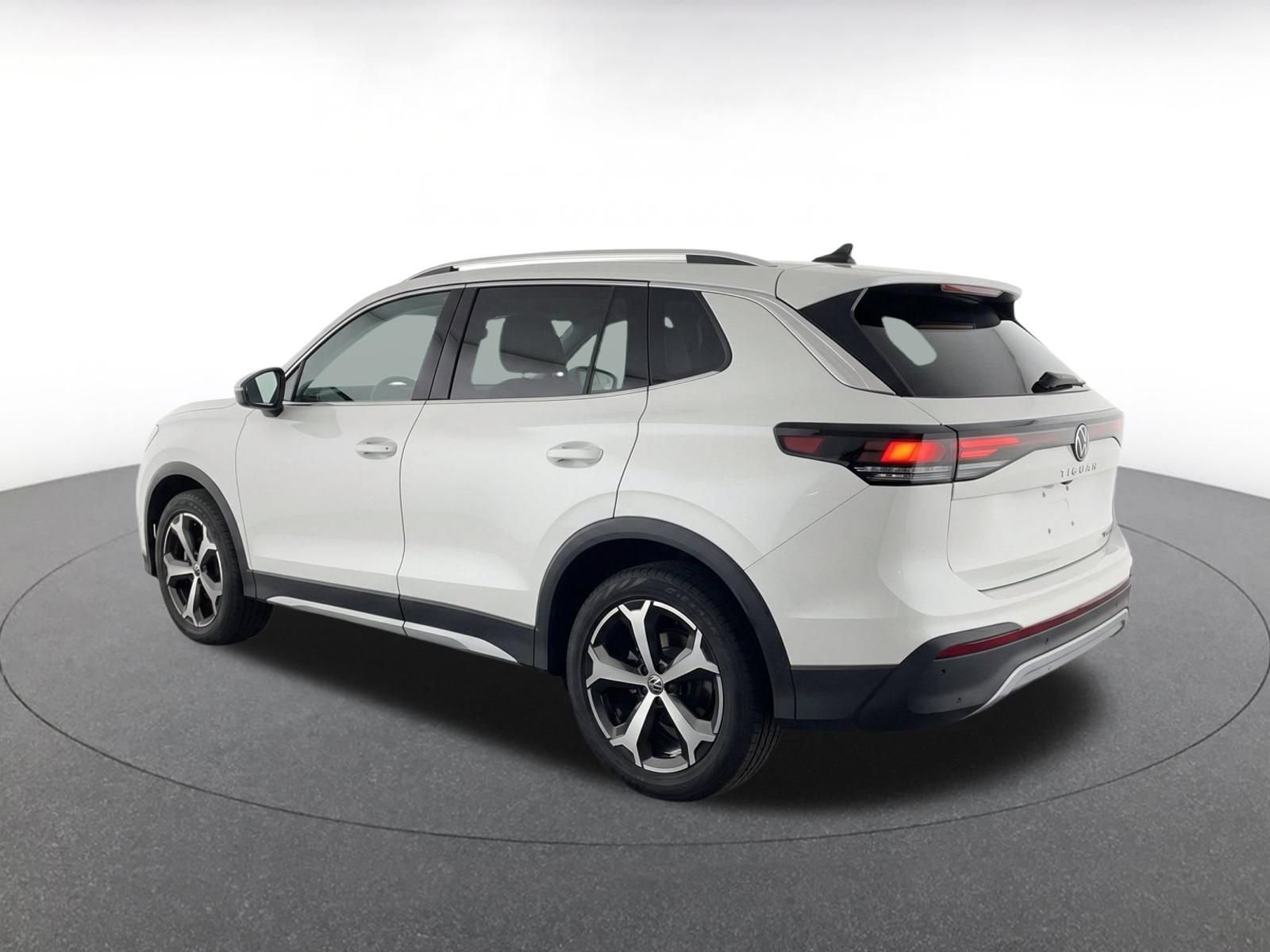 Used 2026 Volkswagen Tiguan SE AWD/4WD image 6