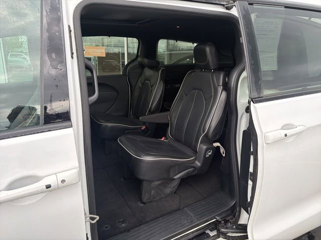 Used 2018 Chrysler Pacifica Limited image 43