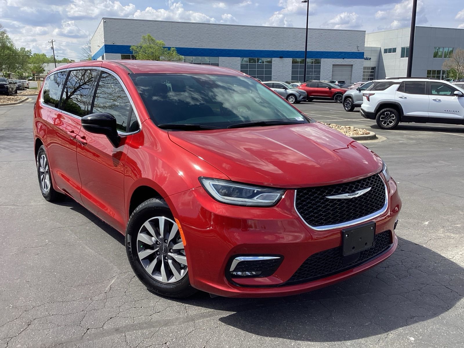 Used 2024 Chrysler Pacifica Select image 7