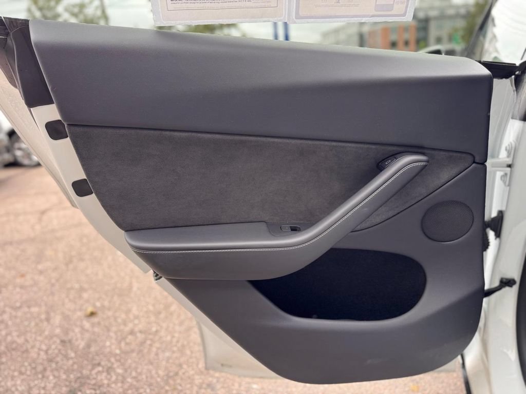 Used 2024 Tesla Model Y Long Range AWD/4WD image 19