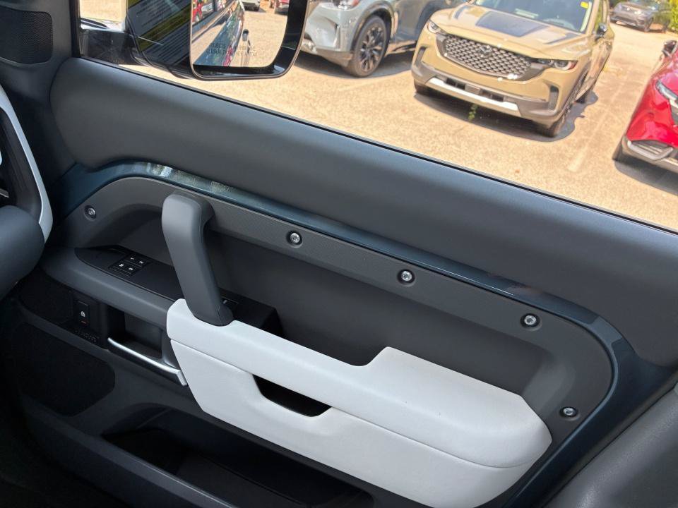 New 2026 Land Rover Defender 110 X-Dynamic SE AWD/4WD image 31