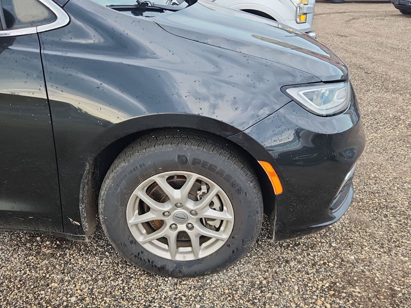 Used 2023 Chrysler Pacifica Touring-L FWD image 2