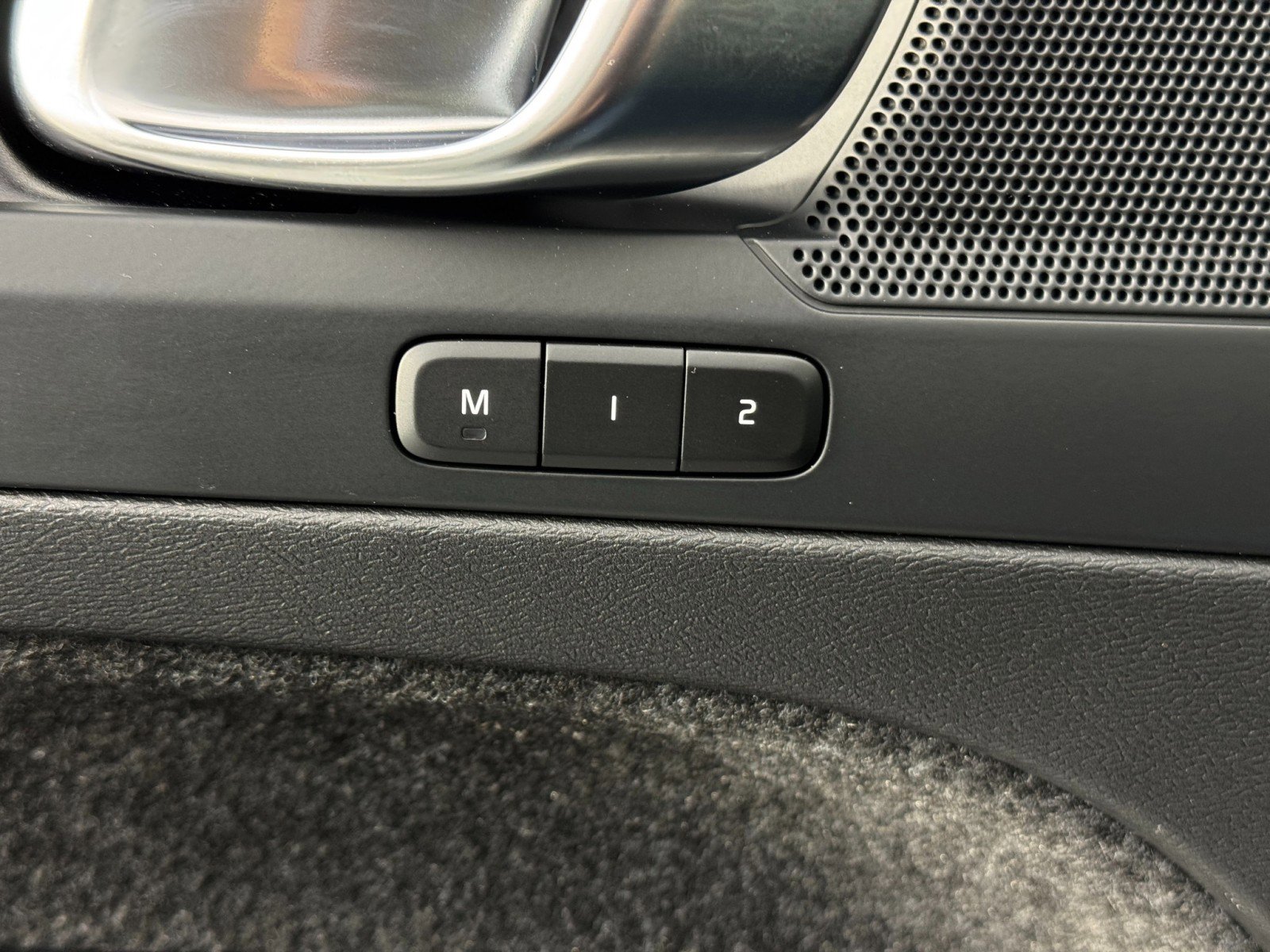 Used 2024 Volvo XC40 Recharge Plus w/ Protection Package Premier image 18