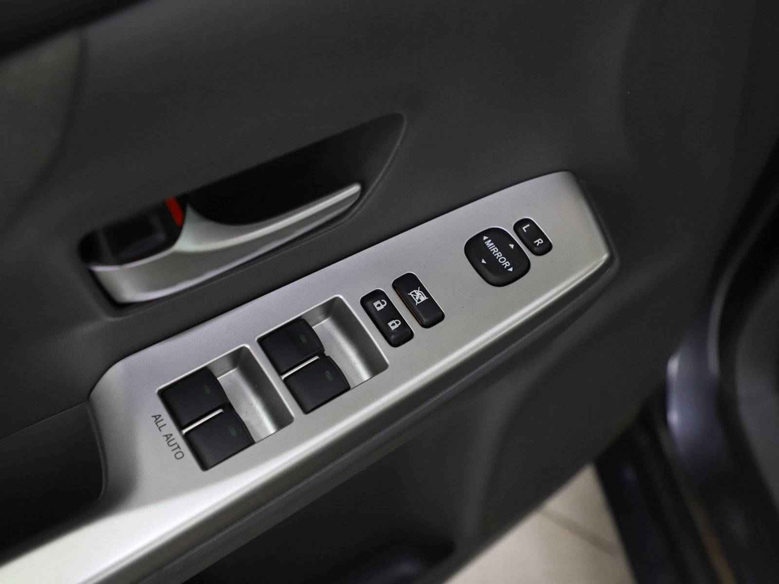 Used 2014 Toyota Prius V Three image 19