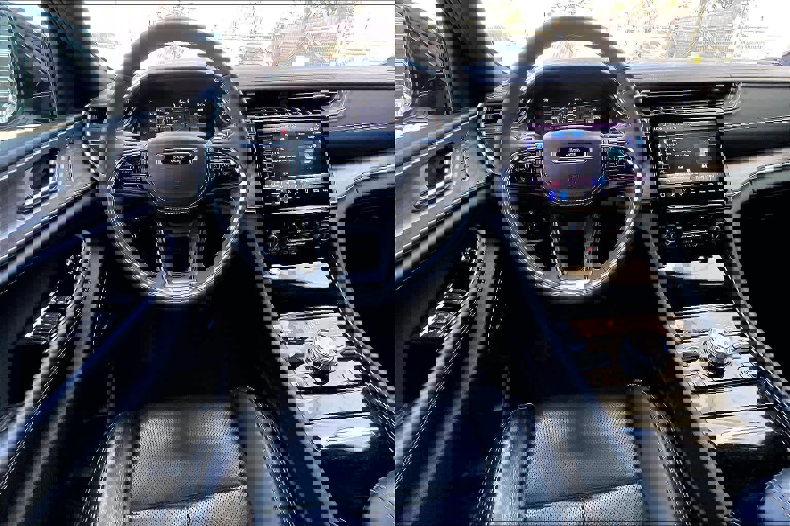 Used 2022 Jeep Grand Cherokee Overland w/ Luxury Tech Group IV image 6