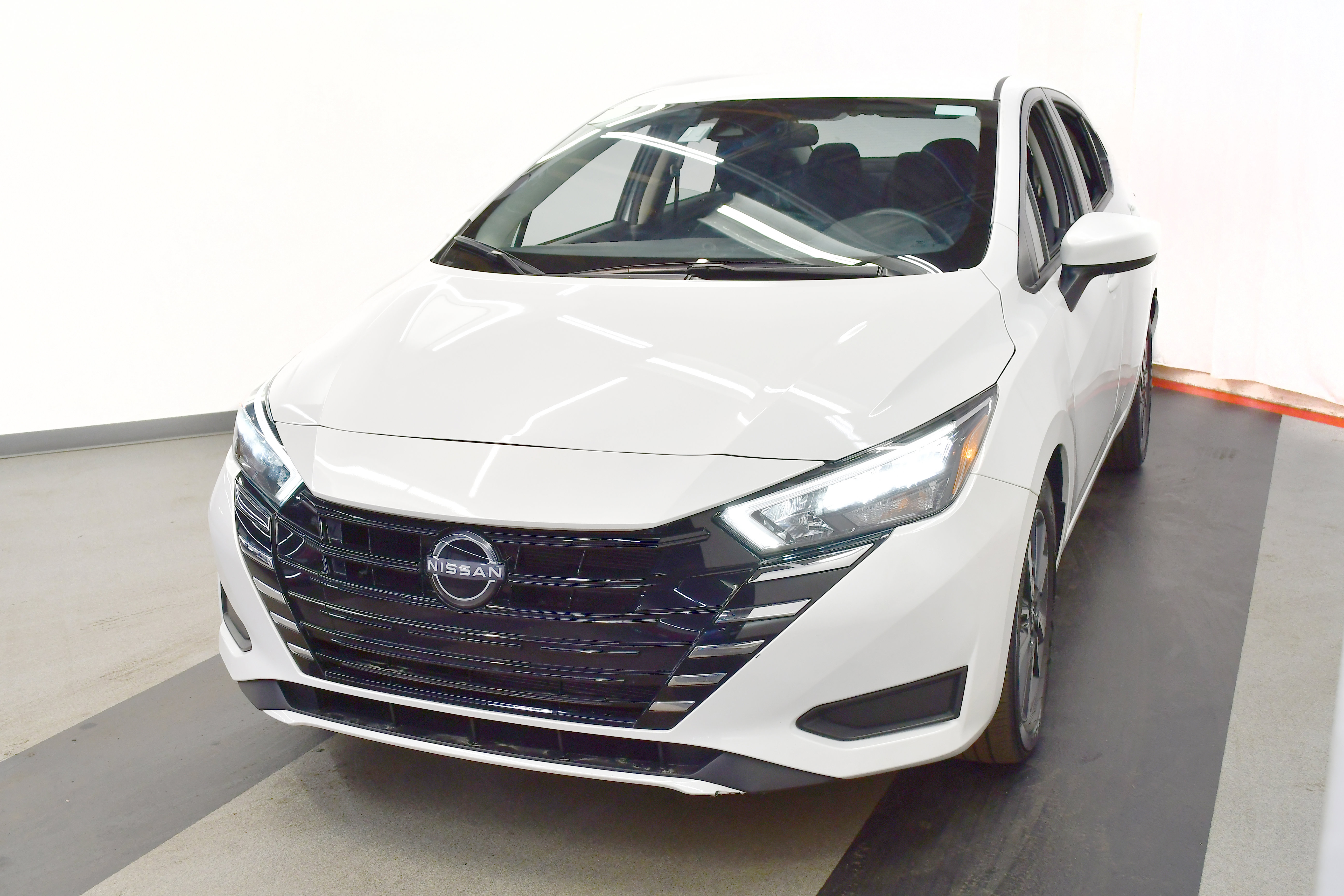 Used 2025 Nissan Versa SV image 4