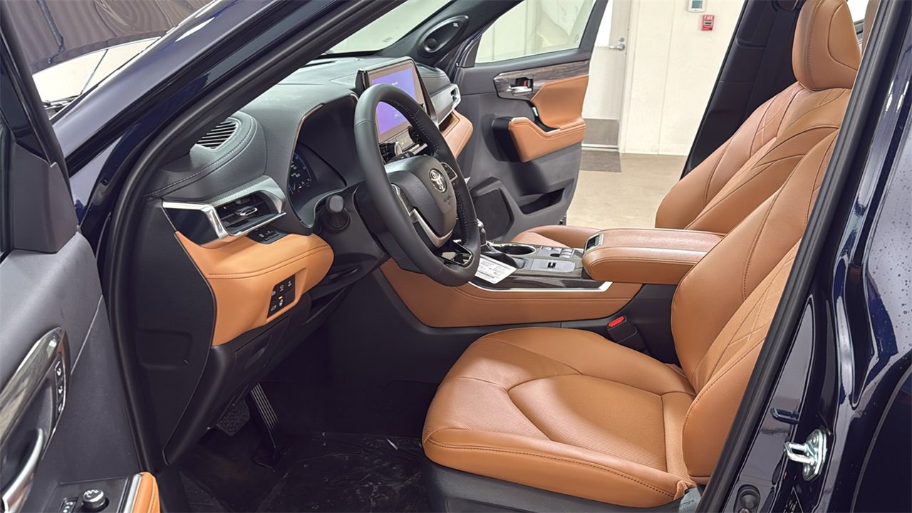 New 2026 Toyota Highlander Platinum image 12
