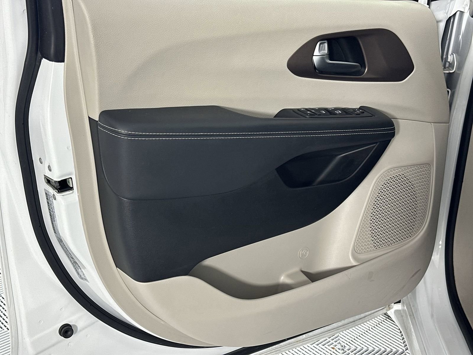 Used 2023 Chrysler Voyager LX FWD image 29
