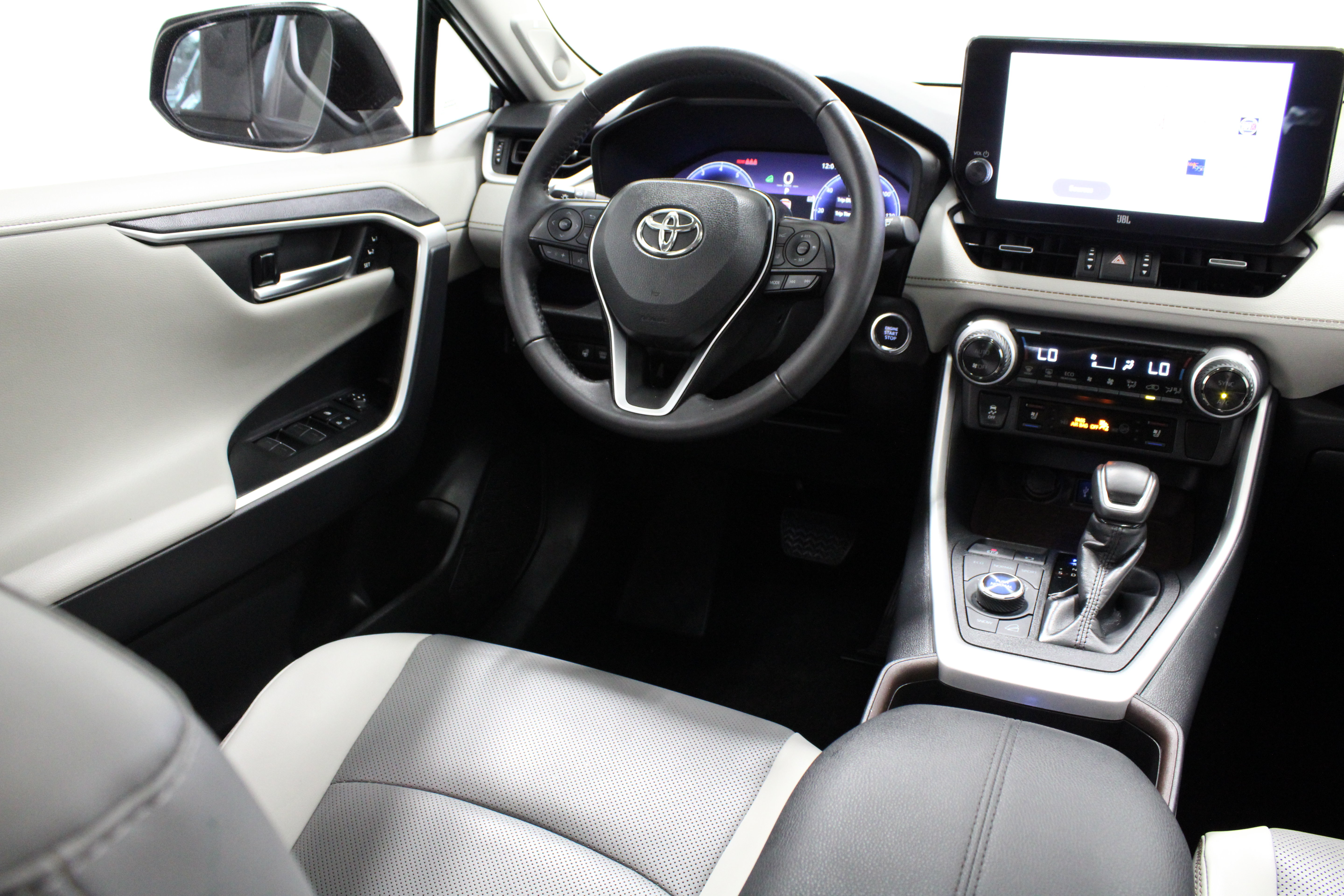 Used 2025 Toyota RAV4 Limited w/ Weather Package AWD/4WD image 32
