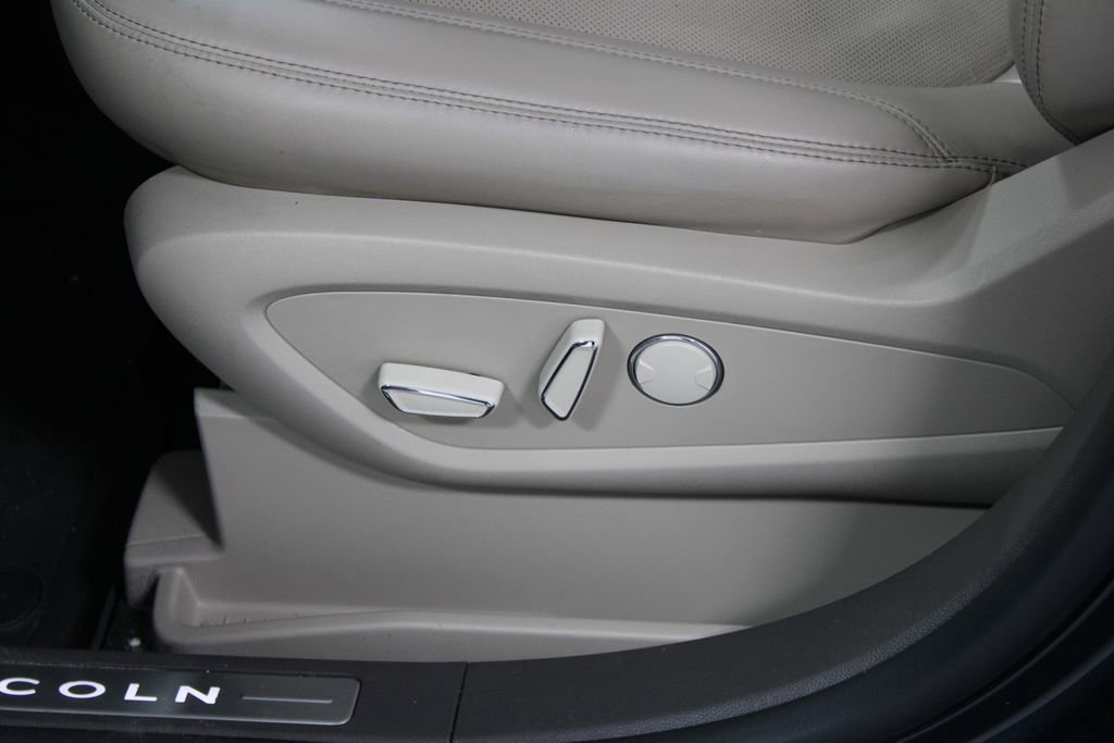 Used 2023 Lincoln Nautilus Reserve image 21