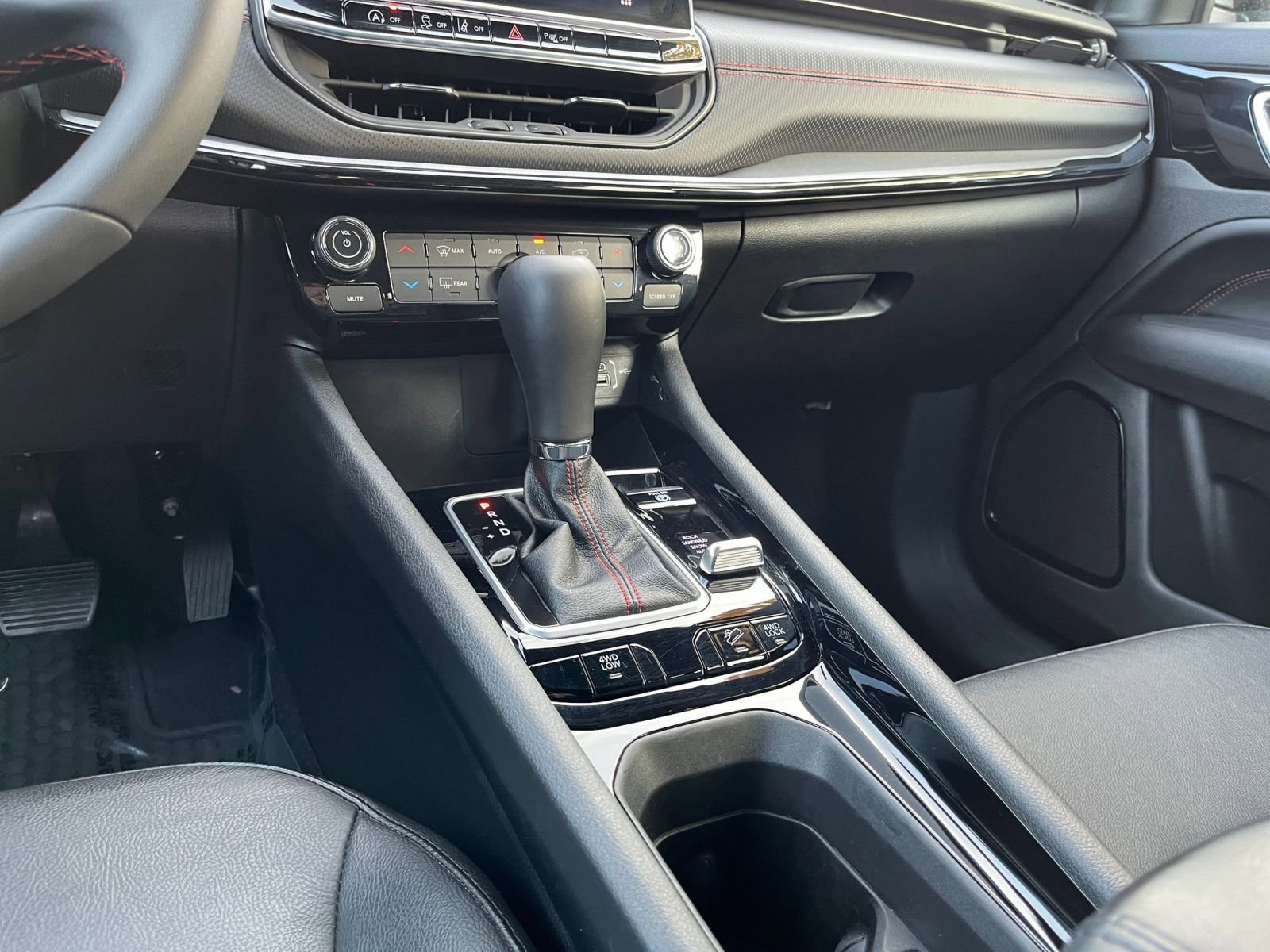 Used 2025 Jeep Compass Trailhawk image 41