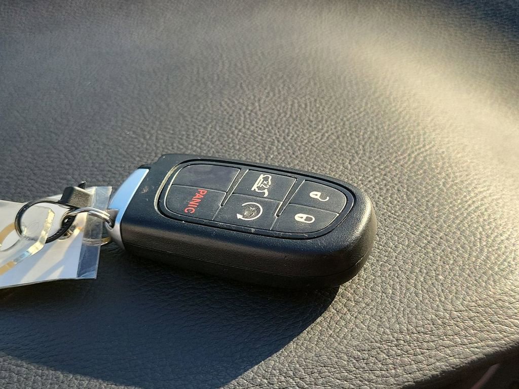 Used 2019 Jeep Cherokee Limited image 31