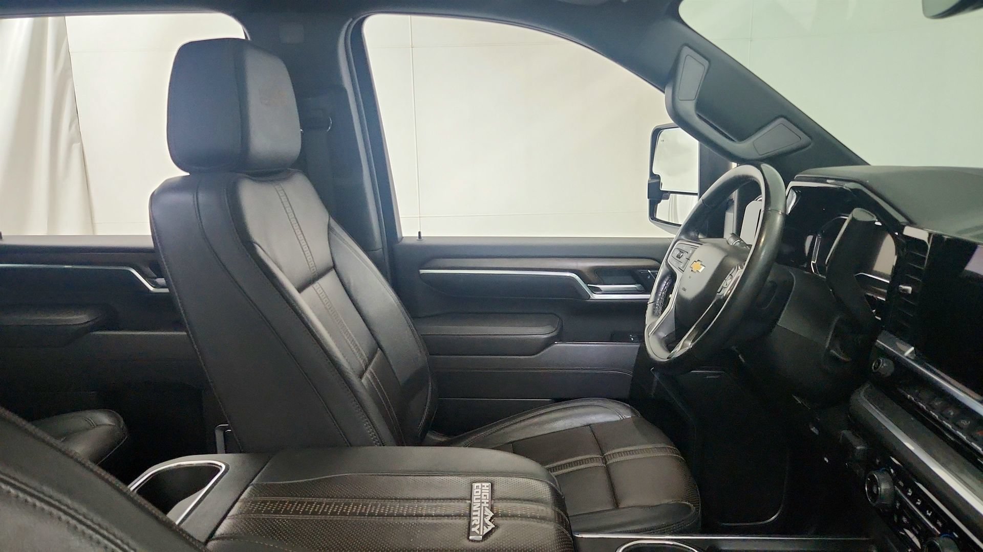 Used 2025 Chevrolet Silverado 2500 High Country w/ High Country Premium Package AWD/4WD image 29