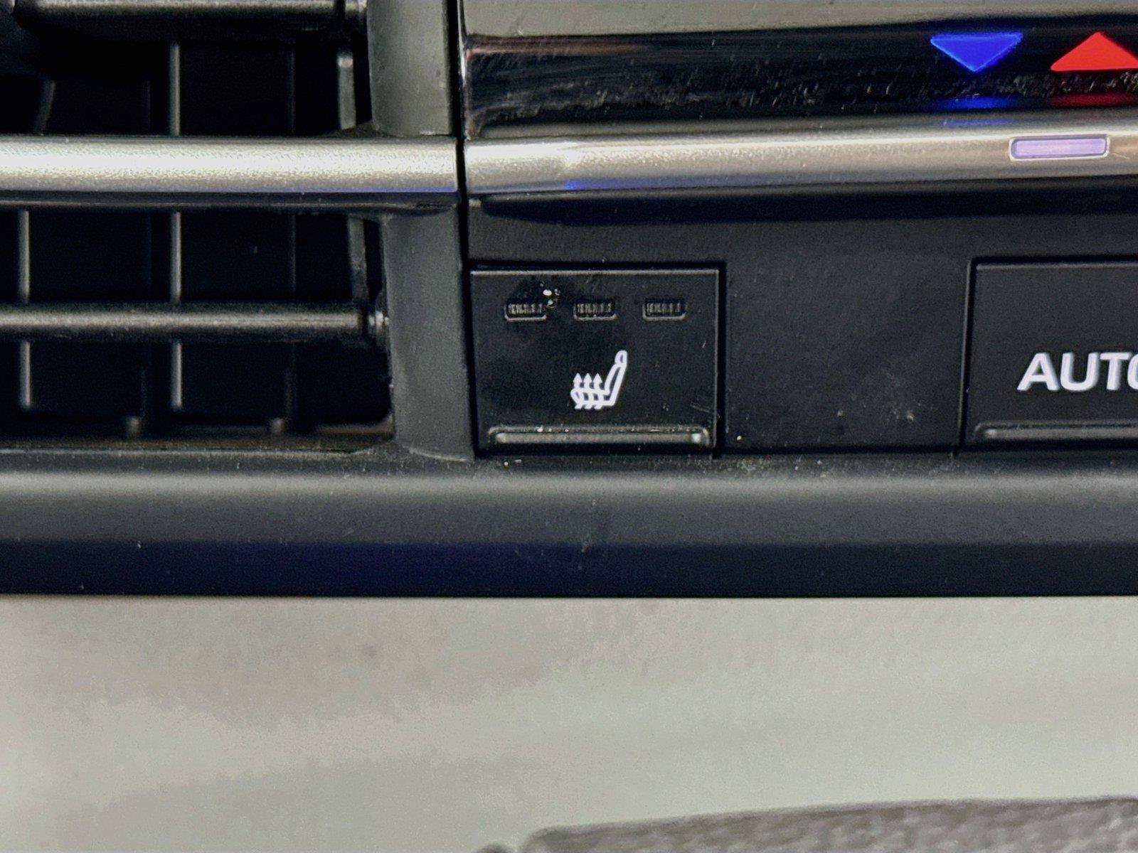 Certified 2025 Toyota Sienna XLE FWD image 8